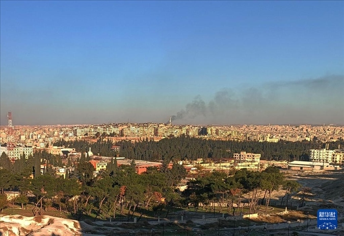 12月1日，敘利亞北部城市阿勒頗升起滾滾濃煙（手機照片）。新華社發(fā)