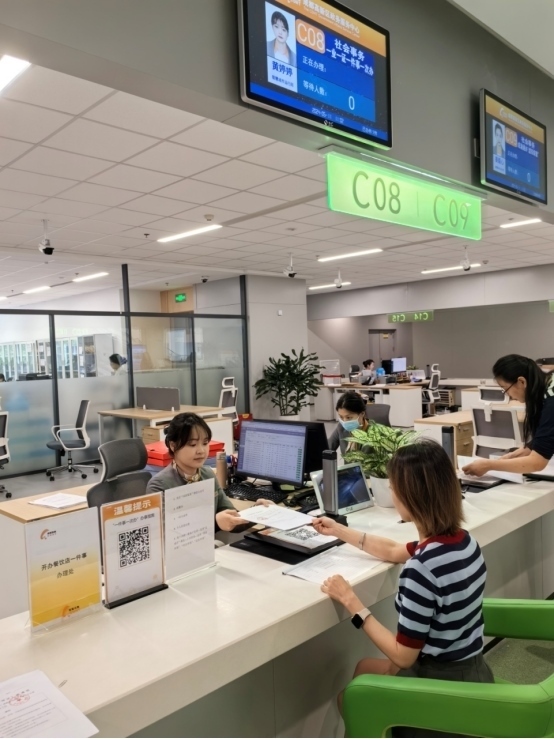 成都高新區(qū)“開辦餐飲店一件事”服務(wù)窗口。成都市市場(chǎng)監(jiān)督管理局供圖
