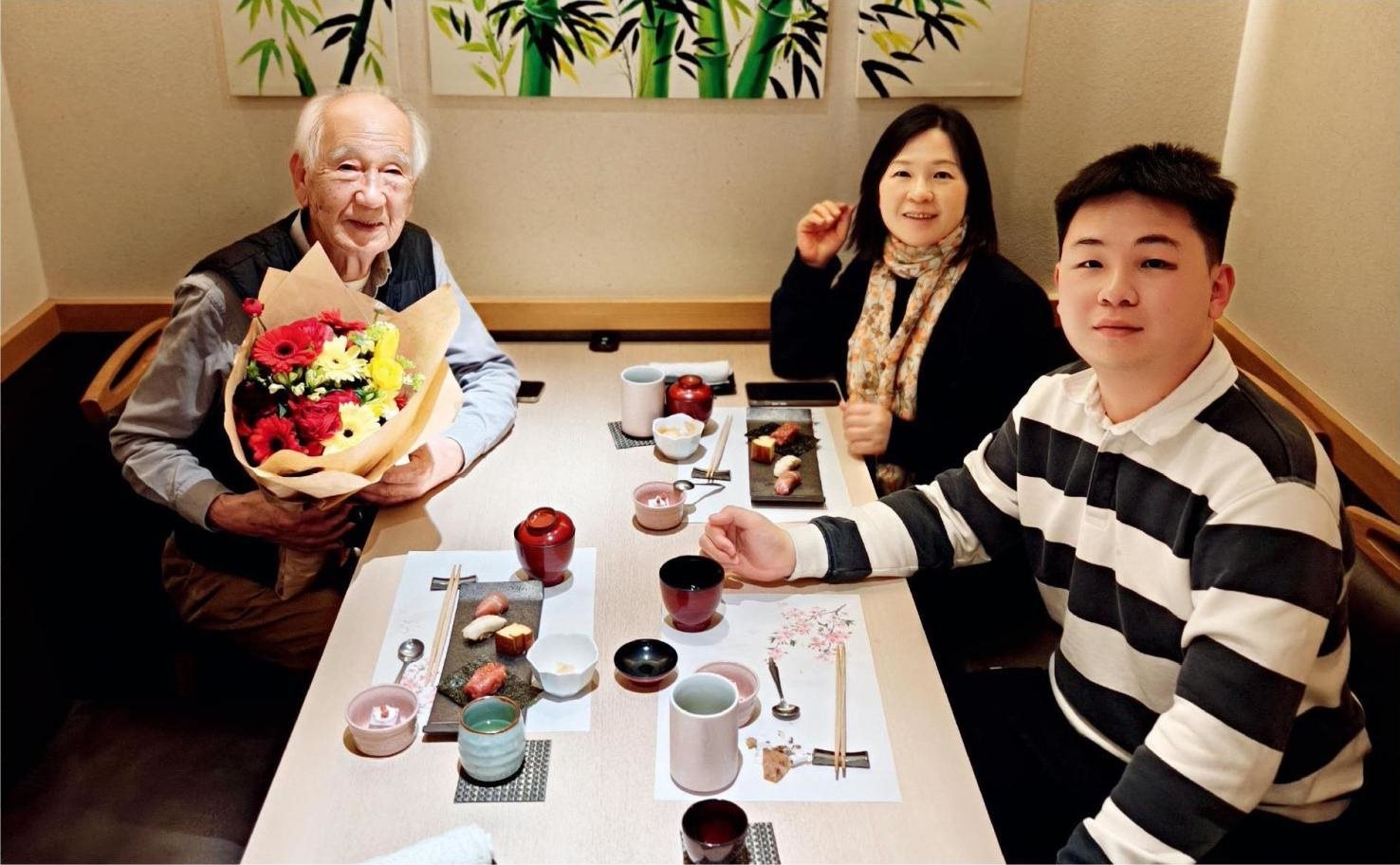 佐佐木俊一與彭林（中）、彭俊霖（右）在一起。