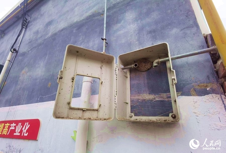 在玉山村的一處未安裝燃氣表的表箱內(nèi)，掛著一個馬蜂窩。人民網(wǎng)記者 慎志遠攝