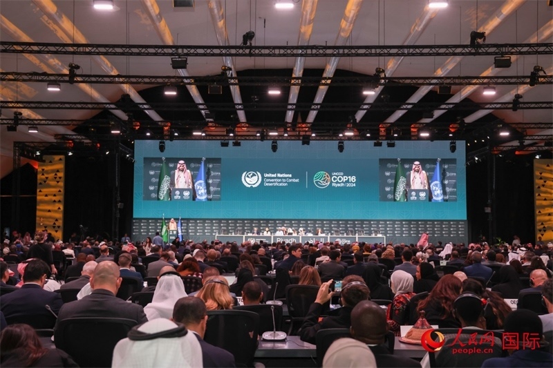 《聯(lián)合國防治荒漠化公約》第十六次締約方大會2日開幕。圖為開幕式現(xiàn)場。人民網(wǎng)記者任皓宇攝