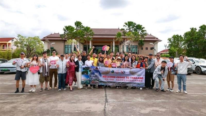 參與活動(dòng)的中國(guó)游客與當(dāng)?shù)靥﹪?guó)人合影。活動(dòng)主辦方供圖