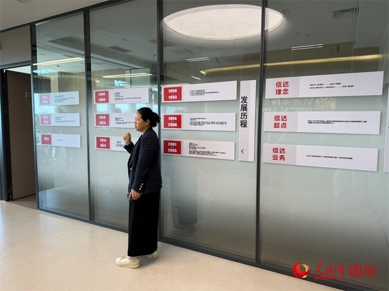 魏天慧律師在介紹廣東信達律師事務所。人民網 宋歌攝