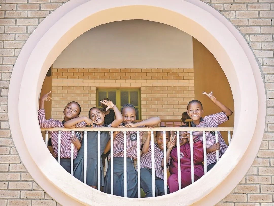 位于博茨瓦納南部的莫帕尼小學是中國援建的現(xiàn)代化學校，當?shù)貎和慕逃龡l件因此得到改善。圖為莫帕尼小學課間休息的學生們。新華社記者 韓旭 攝