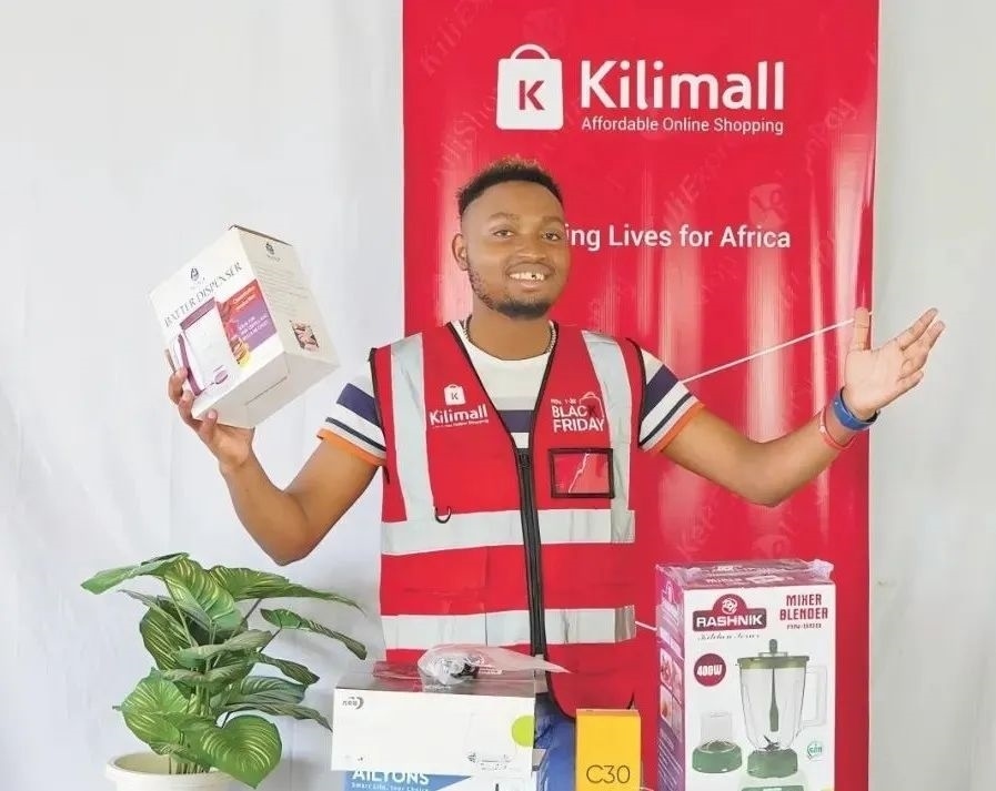 隨著“絲路電商”國際合作深入推進，共建“一帶一路”國家雙多邊數(shù)字貿(mào)易規(guī)則對接不斷強化。借助“絲路電商”合作機制，肯尼亞主播迪克森·恩甘加在當?shù)刂辈ж?。劉婉?攝（新華社發(fā)）