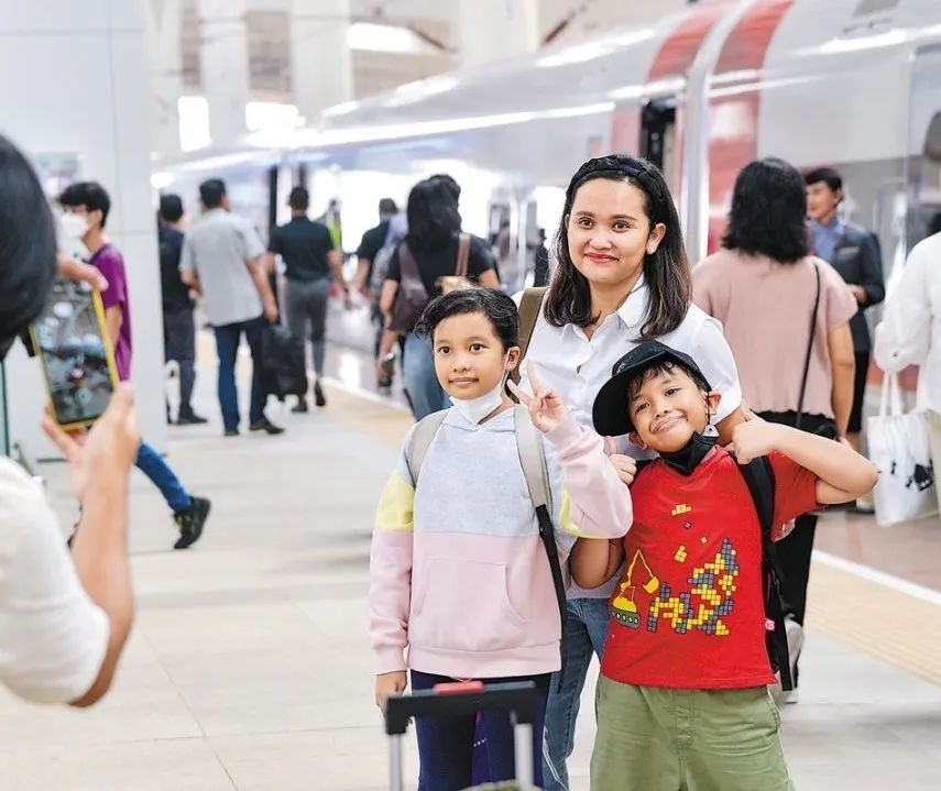 雅萬高鐵是我國在境外完成全過程勘察設(shè)計建設(shè)的首個高鐵項目，于去年10月17日正式開通運營，是中印尼共建“一帶一路”合作的典范。圖為乘客在和雅萬高鐵動車組合影留念。新華社記者 徐欽 攝