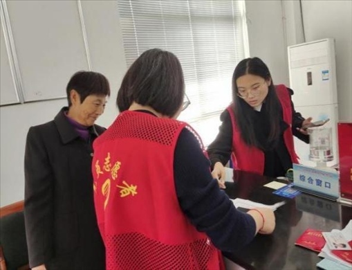 代辦人員為村民辦理醫(yī)保報銷。 圖片來源：江蘇南通啟東市數(shù)據(jù)局