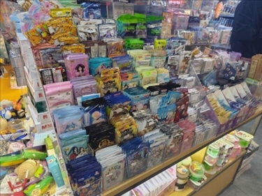 北京某文具店卡牌盲盒柜臺(tái)，未設(shè)相關(guān)提醒。人民網(wǎng)記者 黃鈺攝