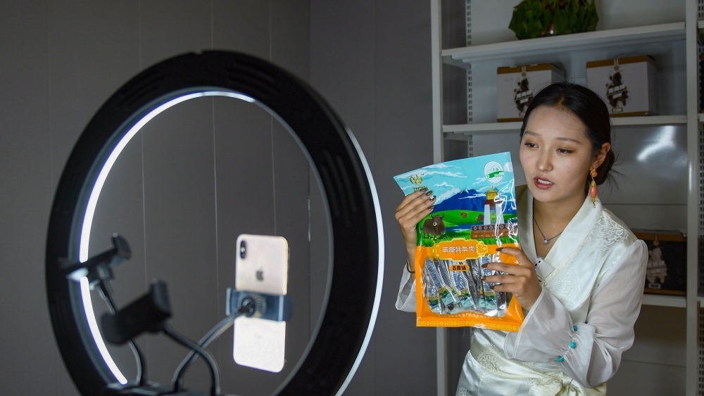 9月24日，果洛藏貢麻村村民多杰吉在進(jìn)行網(wǎng)絡(luò)帶貨直播。（潘彬彬 攝）