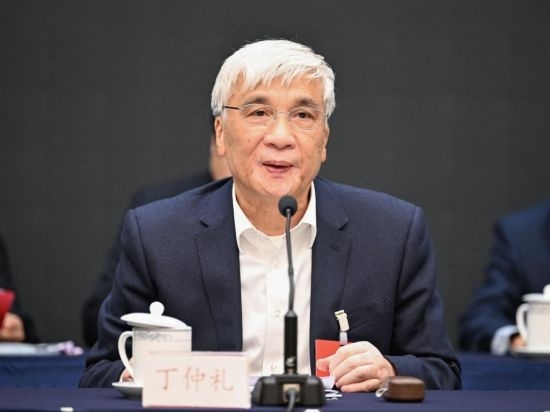 全國人大常委會副委員長、歐美同學會會長丁仲禮作工作報告