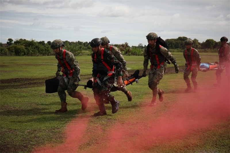 中印尼雙方空降兵隊(duì)員空降至指定地域后，迅速展開(kāi)“傷病員”救治和轉(zhuǎn)移。段江山攝
