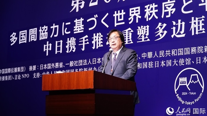 日本言論NPO理事長(zhǎng)工藤泰志宣讀《東京共識(shí)》。人民網(wǎng) 蔣曉辰攝