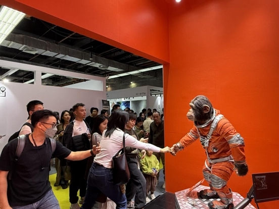 本土原創(chuàng)公司JIN ARTS帶領(lǐng)仿生機(jī)器人亮相廣州設(shè)計(jì)周11號館。（受訪者供圖）