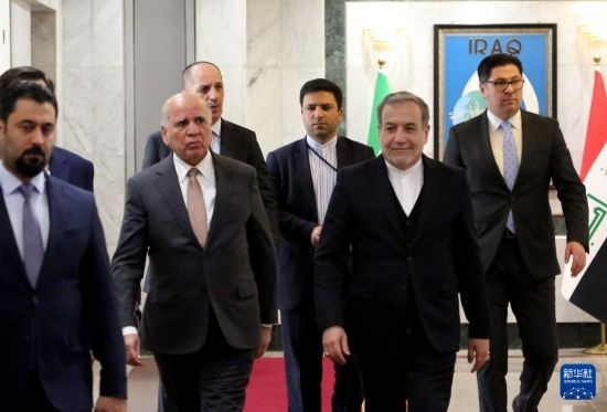12月6日，伊拉克副總理兼外長(zhǎng)侯賽因（中左）在巴格達(dá)會(huì)見(jiàn)伊朗外長(zhǎng)阿拉格齊（中右）。新華社發(fā)（哈利勒·達(dá)伍德攝）