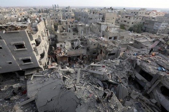 這是12月7日在加沙地帶中部努賽賴特難民營(yíng)拍攝的遭以軍轟炸后的建筑廢墟。新華社發(fā)（里澤克·阿卜杜勒賈瓦德攝）