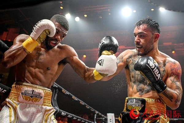 來自剛果民主共和國的帕特里克·穆卡拉（右）獲得了非洲80公斤級冠軍。人民網(wǎng) 塔里克·易卜拉欣攝