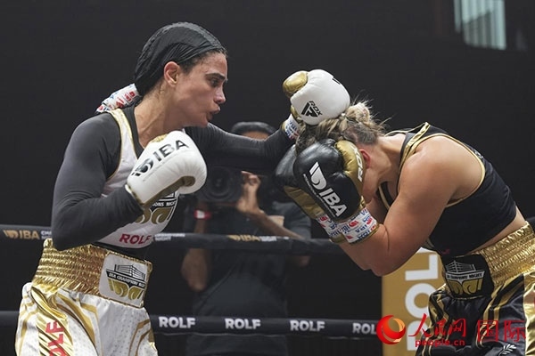 來自伊朗和羅馬尼亞的女選手進行了墊場賽。人民網(wǎng) 塔里克·易卜拉欣攝