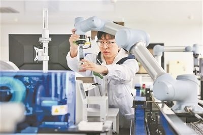 廣東省深圳市科研人員在實(shí)驗(yàn)室調(diào)試智能機(jī)器人。視覺中國供圖