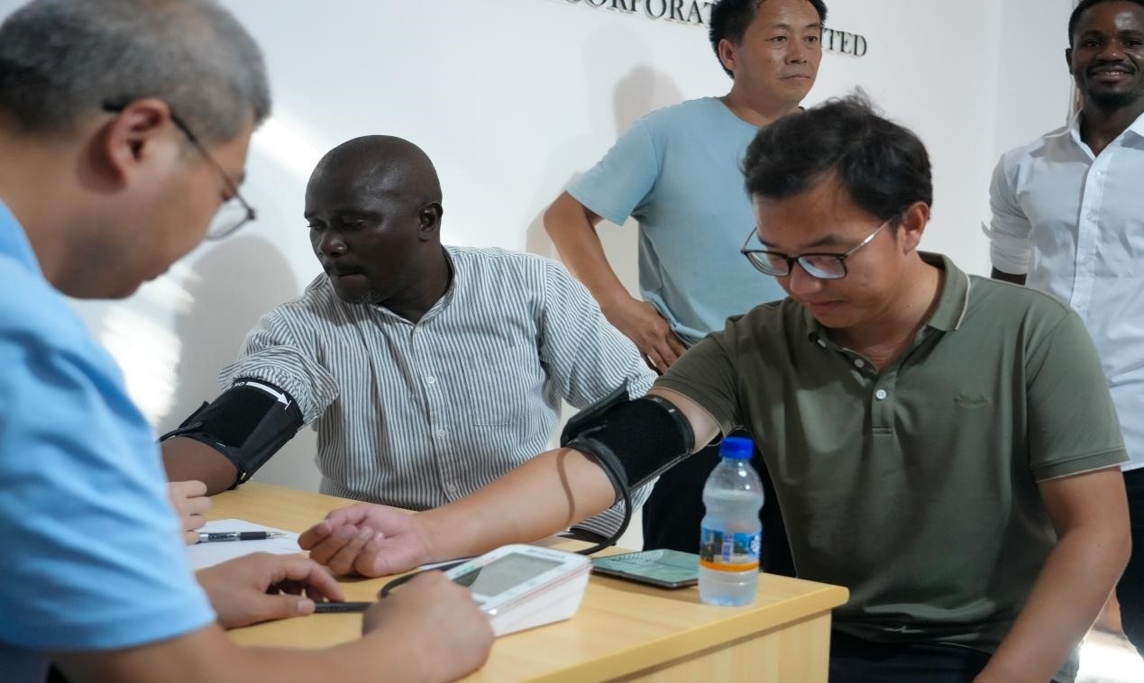 醫(yī)療隊(duì)專家診療現(xiàn)場(chǎng)。中國(guó)土木供圖