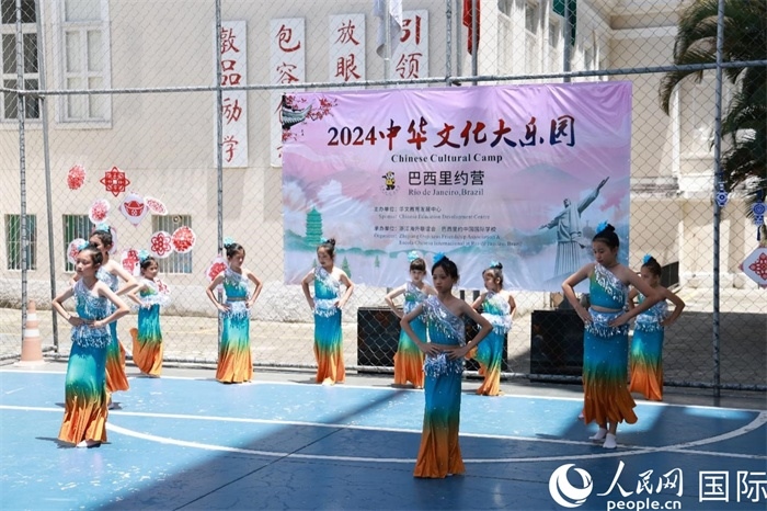 傣族舞蹈《金色的孔雀》以優(yōu)美的動作贏得觀眾喝彩。人民網(wǎng)記者 陳海琪攝