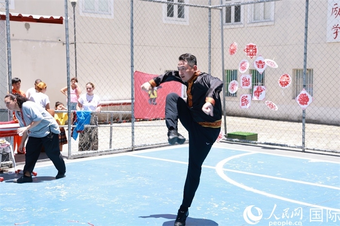 塔吉克舞蹈《夢想》通過靈動的舞姿展現(xiàn)了塔吉克族對美好生活的向往，仿佛帶領(lǐng)觀眾走進(jìn)了帕米爾高原。人民網(wǎng)記者 陳海琪攝