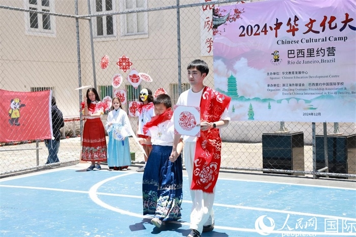 《SHOW美中華》通過國風(fēng)服飾走秀，將傳統(tǒng)文化與現(xiàn)代創(chuàng)意完美結(jié)合。人民網(wǎng)記者 陳海琪攝