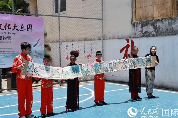 《一書一畫》展現(xiàn)了小營員們的繪畫技巧。人民網(wǎng)記者 陳海琪攝