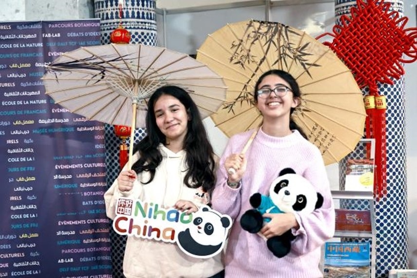 兩名女孩在合影。拉巴特中國文化中心供圖