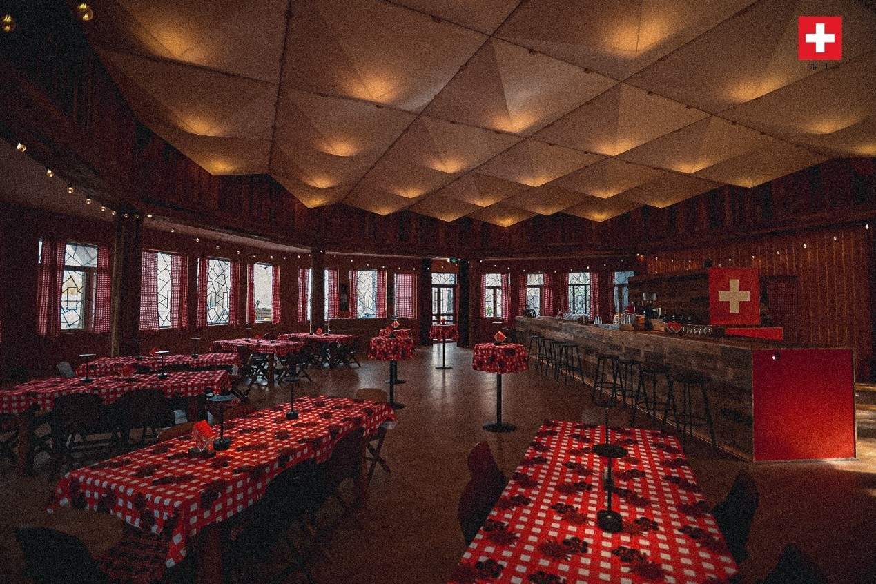 瑞士小木屋內(nèi)飾采用瑞士紅、森林棕與雪山白三種主色調(diào)，營(yíng)造出自然與現(xiàn)代交融的氛圍。瑞士使館供圖