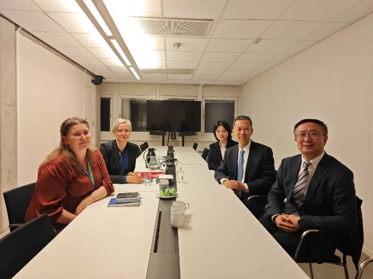 中國(guó)駐瑞典大使崔愛民會(huì)見瑞典聯(lián)合國(guó)教科文組織全國(guó)委員會(huì)秘書長(zhǎng)。中國(guó)駐瑞典大使館供圖