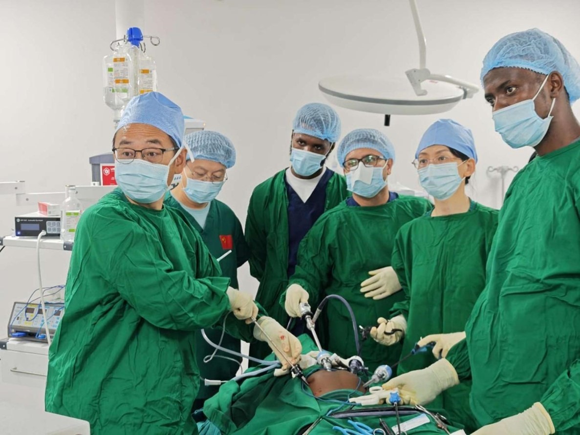 中外醫(yī)師合作進(jìn)行腹腔鏡手術(shù)。中國援桑醫(yī)療隊(duì)供圖