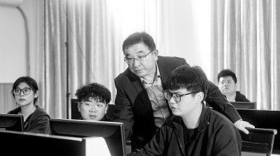 于濤教授對團(tuán)隊成員進(jìn)行技術(shù)指導(dǎo)。資料圖片