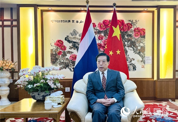 2024年12月10日，中國駐泰國大使韓志強(qiáng)在泰國曼谷接受中國—東盟中心（ACC）組織的“多彩東盟：2024年中國媒體東盟行”媒體團(tuán)采訪。人民網(wǎng)記者 羨江楠攝