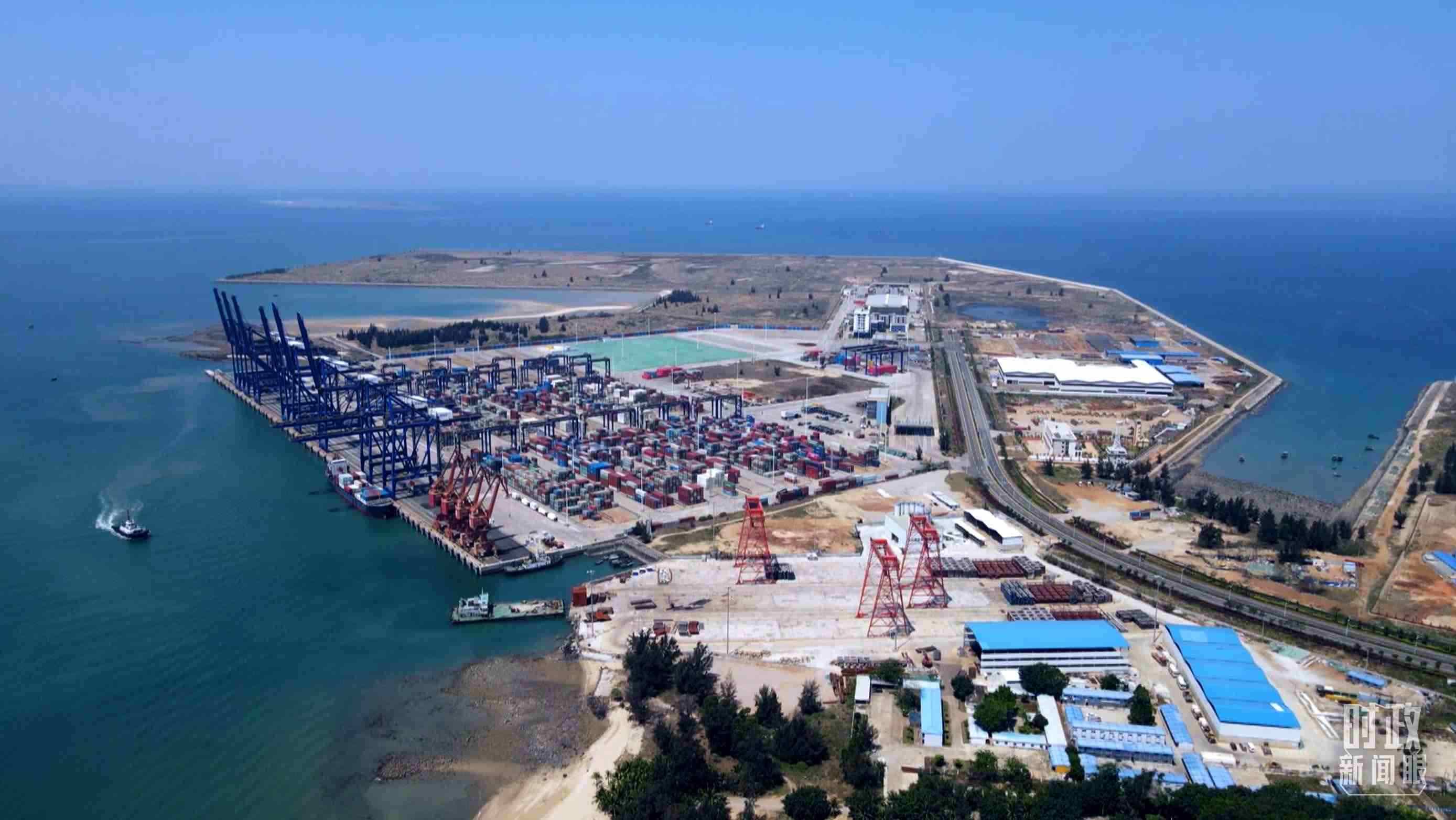 俯瞰海南洋浦港口。（總臺(tái)記者葉飛拍攝）