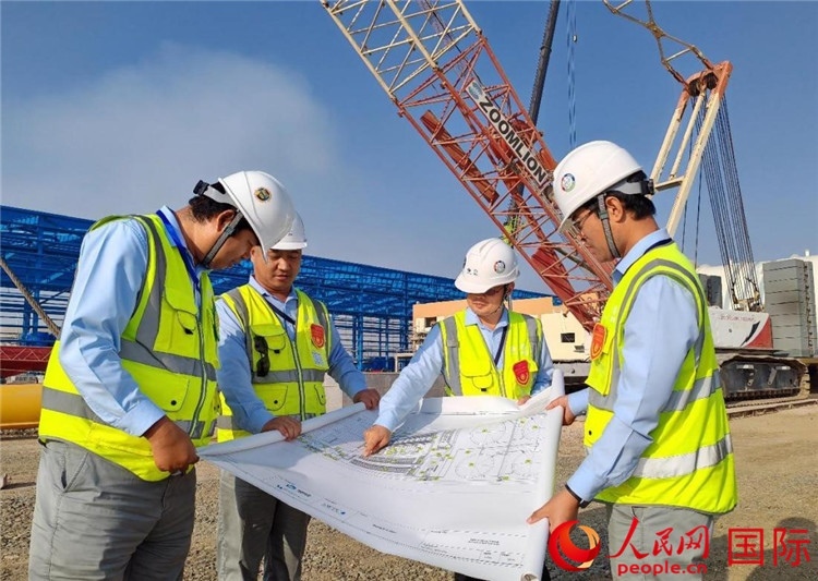 管理團(tuán)隊(duì)現(xiàn)場(chǎng)查看項(xiàng)目進(jìn)展。人民網(wǎng)記者 管克江攝