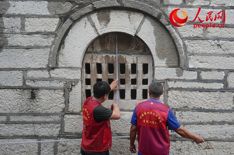 9月14日，山東青州，文物普查隊(duì)員正在實(shí)地調(diào)查。人民網(wǎng)記者 韋衍行攝