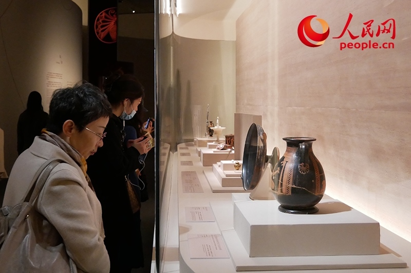 11月13日，觀眾正在國(guó)博參觀“美的多元——古希臘的藝術(shù)與生活”展。人民網(wǎng)記者 韋衍行攝