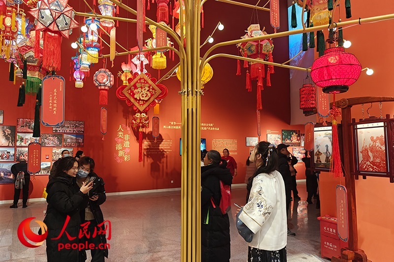 12月21日，觀眾正在參觀“過(guò)年——春節(jié)主題展”。人民網(wǎng)記者 韋衍行攝