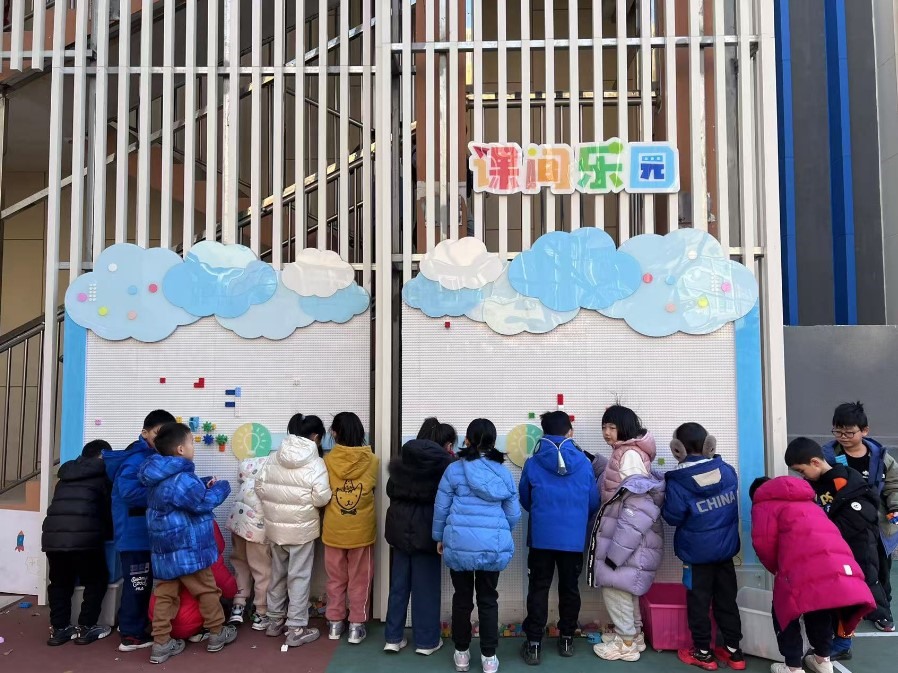 學(xué)生們?cè)谡n間樂園玩拼圖。人民網(wǎng) 白炅攝