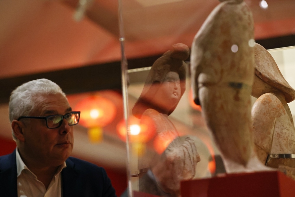 2024年11月18日，在位于法國(guó)巴黎的吉美國(guó)立亞洲藝術(shù)博物館，一名觀眾參觀“中國(guó)·唐——一個(gè)多元開放的朝代（7至10世紀(jì)）”展覽。新華社記者 高靜 攝