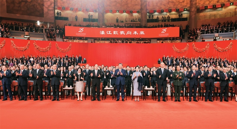 2024年12月19日晚，慶祝澳門回歸祖國(guó)25周年文藝晚會(huì)在澳門東亞運(yùn)動(dòng)會(huì)體育館舉行。中共中央總書(shū)記、國(guó)家主席、中央軍委主席習(xí)近平觀看演出。晚會(huì)最后，習(xí)近平同全場(chǎng)觀眾一起高唱《歌唱祖國(guó)》。 新華社記者 丁林/攝