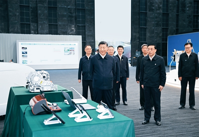 2024年10月17日至18日，中共中央總書(shū)記、國(guó)家主席、中央軍委主席習(xí)近平在安徽考察。這是17日下午，習(xí)近平在合肥濱湖科學(xué)城察看安徽省重大科技創(chuàng)新成果集中展示。 新華社記者 謝環(huán)馳/攝