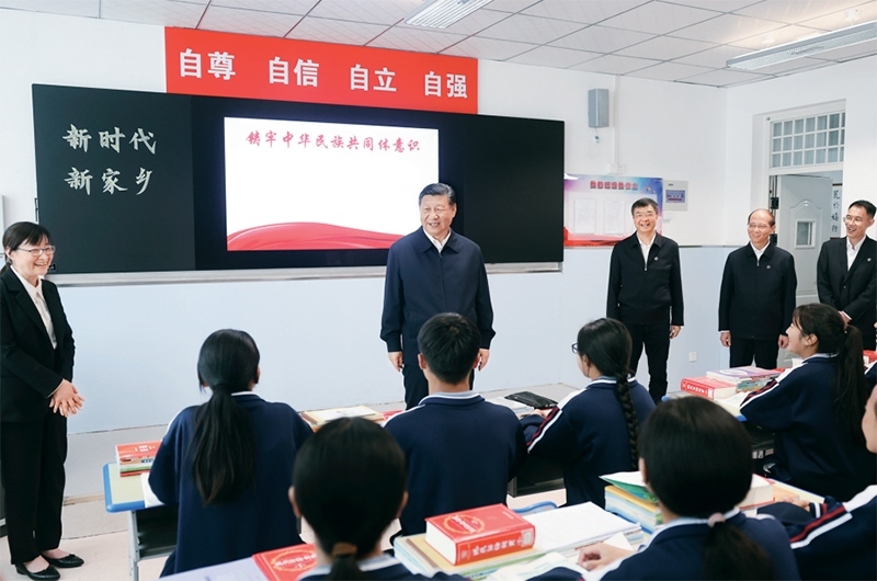 2024年6月18日至19日，中共中央總書(shū)記、國(guó)家主席、中央軍委主席習(xí)近平在青?？疾?。這是18日下午，習(xí)近平在果洛西寧民族中學(xué)高一（1）班觀摩“新時(shí)代、新家鄉(xiāng)”主題思政課。 新華社記者 鞠鵬/攝