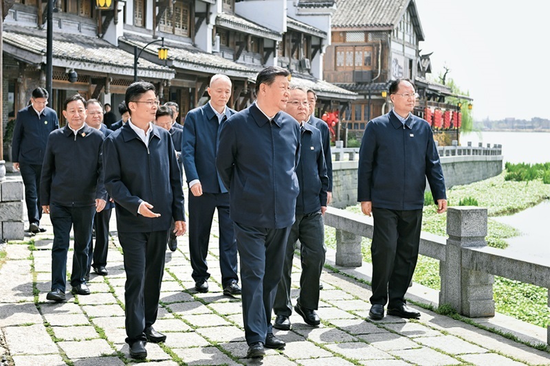 2024年3月18日至21日，中共中央總書(shū)記、國(guó)家主席、中央軍委主席習(xí)近平在湖南考察。這是19日上午，習(xí)近平在常德河街考察。 新華社記者 謝環(huán)馳/攝