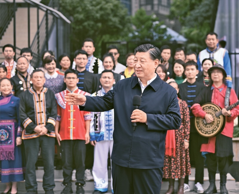 2023年12月14日至15日，中共中央總書(shū)記、國(guó)家主席、中央軍委主席習(xí)近平在廣西考察。這是14日上午，習(xí)近平在南寧市良慶區(qū)蟠龍社區(qū)考察時(shí)，同社區(qū)各族群眾親切交流。 新華社記者 燕雁/攝