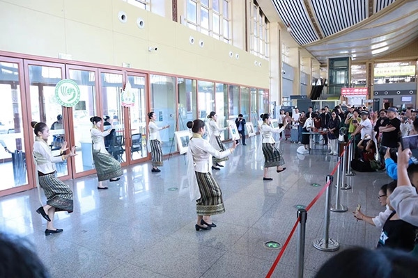 演員在中老鐵路瑯勃拉邦車站表演節(jié)目。蓬屏攝