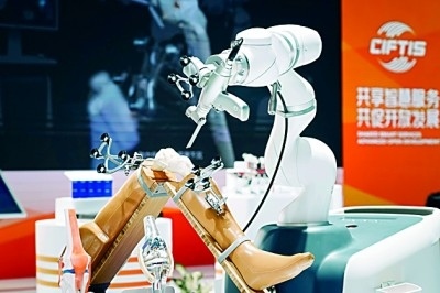 2024年中國(guó)國(guó)際服務(wù)貿(mào)易交易會(huì)上展出的人工智能骨科手術(shù)機(jī)器人。新華社發(fā)