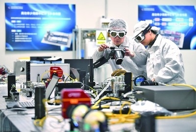 科研人員在中國科學(xué)院西安光學(xué)精密機械研究所阿秒科學(xué)與技術(shù)研究中心做實驗。新華社發(fā)
