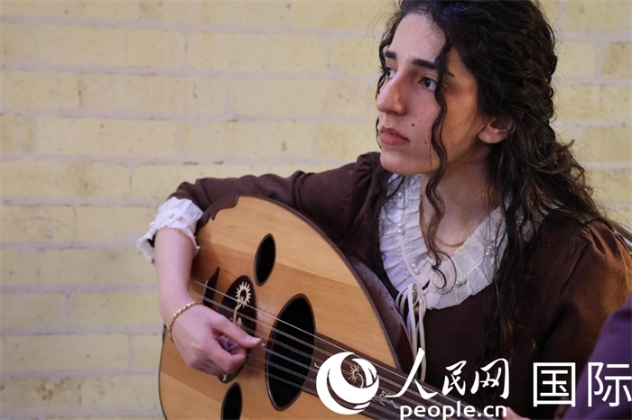 烏德琴女學(xué)員邁希恩。人民網(wǎng) 伊納斯·易卜拉欣攝