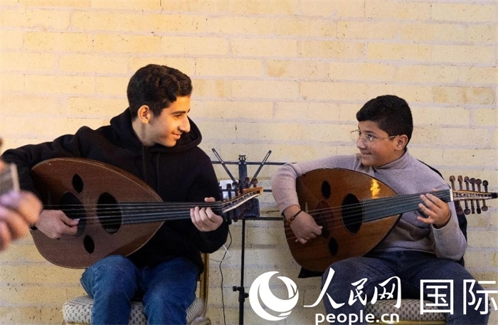 兩名年輕的烏德琴學(xué)員。人民網(wǎng) 伊納斯·易卜拉欣攝